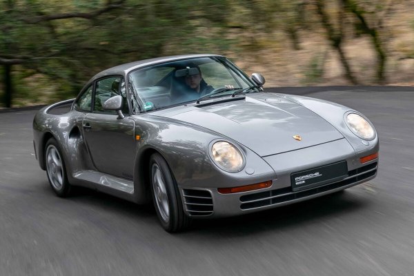 Завършваме списъка с още един модел на компанията от Щутгарт - Porsche 959. Суперкола, която при пускането си в продажба включваше технически иновации, достойни за бъдещето. Всъщност, това беше един от най-модерните модели, направени от Porsche.

Този немски модел не се гордее само с хипнотизиращ силует или богатство от технологии за 35-годишен автомобил. Той разполага и с 6-цилиндров боксерен бензинов двигател с мощност 450 к.с. Цената му обаче е изключително висока: по днешния курс би струвал около 220 000 евро, без инфлацията. Произведени са малко над 300 бройки.